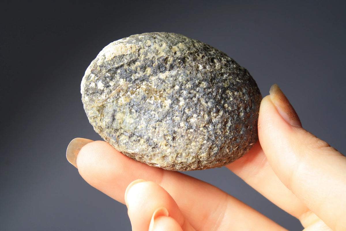 Zhanguo agate pair with striking white and blue features 